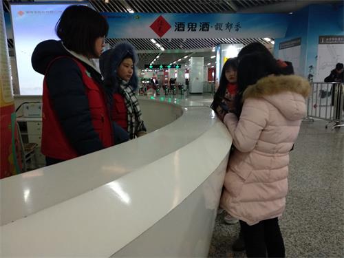 m1546506029213604.jpg 志愿者在服务台.jpg