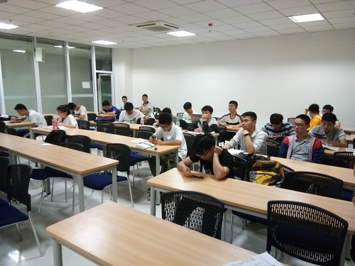 m1524584254646688.jpg 2017-4-23同学们在认真听讲.jpg